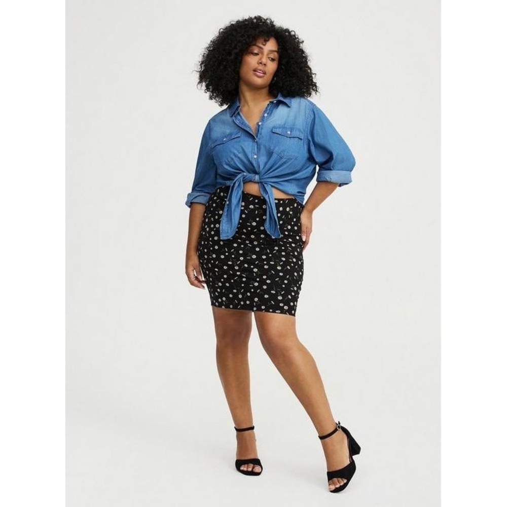 Torrid Skirt Womens 2 Floral Daisy Black Stretch Mini EUC